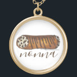 Nonna's Kitchen Italiaanse grootmoeder Cannoli Pas Goud Vergulden Ketting<br><div class="desc">Het ontwerp is voorzien van een originele markeerafbeelding van een heerlijk chocoladeschip cannoli-gebak. Een Italiaanse voedselfavoriet! Dit Italiaanse bakkerijmodel is ook beschikbaar voor andere producten. Zie je niet wat je zoekt? Hulp nodig bij aanpassingen? Neem contact op met Rebecca om iets voor je te ontwerpen.</div>