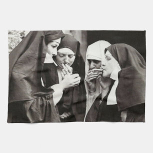 Nonnen die roken op een vintage foto theedoek