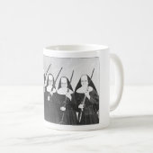 NONNEN MET PISTOLEN KOFFIE MOK. KOFFIEMOK (Voorkant rechts)