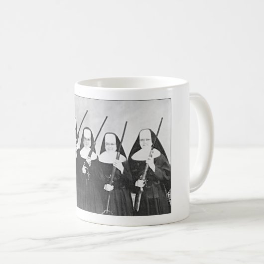 NONNEN MET PISTOLEN KOFFIE MOK. KOFFIEMOK (Voorkant rechts)