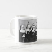 NONNEN MET PISTOLEN KOFFIE MOK. KOFFIEMOK (Voorkant links)