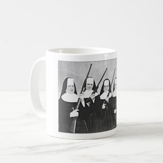 NONNEN MET PISTOLEN KOFFIE MOK. KOFFIEMOK (Voorkant links)