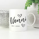 Nonni Jaar van opgezette oma Koffiemok<br><div class="desc">Creëer een zoete keepslag voor oma met dit eenvoudige ontwerp dat "Nonni" in hand geschetst manuscript dat met hart wordt geaccentueerd kenmerkt. Pas aan met het jaar dat ze grootmoeder werd voor een schattig Moederdag of een zwangerschapsgeschenk.</div>