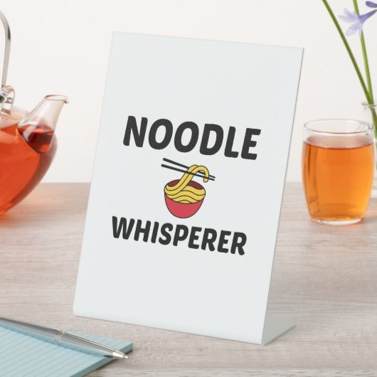 NOODLE WHISPERER RECLAMEBORD MET VOETSTUK (Insitu)