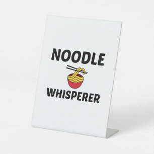 NOODLE WHISPERER RECLAMEBORD MET VOETSTUK