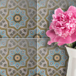 Noodlijdend Blauwgroen Witgouden geometrisch patro Tegeltje<br><div class="desc">Introductie van onze decoratieve keramische tegel die een mix van modern en klassiek beroep uitstraalt. Het heeft een ingewikkeld geometrisch patroon dat zowel opvallend als geavanceerd is. Het centrale motief van het ontwerp is een symmetrische opstelling van blauwgroen en witte bloemblaadjes-achtige vormen die uitstralen van een goudgele cirkel. Elk bloemblaadje...</div>