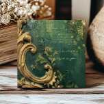 Noodlijdende Emerald Green Gold Script Tegeltje<br><div class="desc">Een op vintage geïnspireerd ontwerp met verontrustende verftexturen en faux bas-reliëfbladerelementen in donkersmaragdgroen en goud,  verfraaid met gouden handschrift. [OPMERKING: Het oppervlak van de tegel is vlak,  niet verhoogd; de effecten maken deel uit van een plat bedrukt afbeelding.]</div>