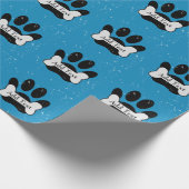 Noodlijdende hond poot print en bot op baby blauw cadeaupapier (Hoek)
