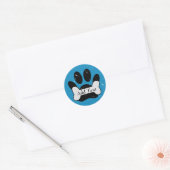 Noodlijdende hond poot print en bot op baby blauw ronde sticker (Envelop)