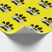 Noodlijdende hond pow print en bot op geel cadeaupapier (Hoek)