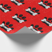 Noodlijdende hond pow print en bot op rood cadeaupapier (Hoek)