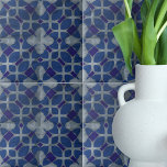 Noodlijdende Portugese Azulejo Blauw Grijs Mozaïek Tegeltje<br><div class="desc">Tegel Introductie van een uitzonderlijk keramisch mozaïekontwerp dat een boeiend geometrisch mozaïekpatroon in de tinten blauw en grijs laat zien. Geïnspireerd door de tijdloze Portugese Azulejo-tegels valt dit motief prachtig op tegen een verweerde stenen-achtige achtergrond.</div>
