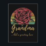 Noodlijdende Retro Zonsondergang Rode Roos Oma Briefkaart<br><div class="desc">Stuur deze postkaart met een vintage uitstraling met je eigen persoonlijke bericht op de voor- en achterkant. Kenmerkend is de klassieke rode roos voor een noodlijdende retro zonsondergang achtergrond en het woord "Oma" in gouden letters.</div>