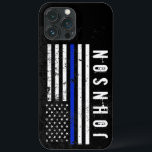 Noodlijdende Stijl Politie Vlag Gepersonaliseerde  iPhone 13 Pro Max Hoesje<br><div class="desc">Deze unieke telefoonhoes heeft een dunne blauwe lijn vlag in het midden in een ruige gebarsten en verdrietige stijl. Aan de zijkant hiervan is een plek voor de unieke voor- of achternaam van uw persoon of ontvanger van uw cadeau.</div>