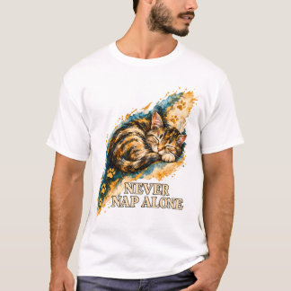 Nooit Alleen Een Dutje Slaande Tabbykat Gouden Poo T-shirt