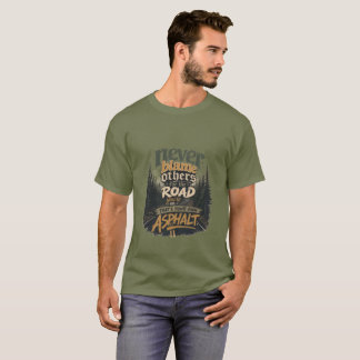 Nooit anderen de schuld geven – Schuld de weg asfa T-shirt