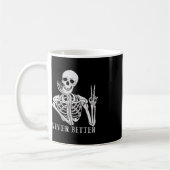 Nooit Beter Skelet Grappige Halloween schedel Koffiemok (Links)