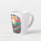 Nooit beter - Skeleton Surfing Sunset Wave Design Latte Mok (Rechterhoek)