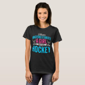 Nooit de meisjes Hockey Player onderschatten T-shirt (Voorkant volledig)