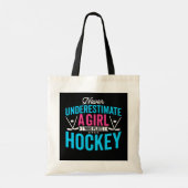 Nooit de meisjes Hockey Player onderschatten Tote Bag (Achterkant)