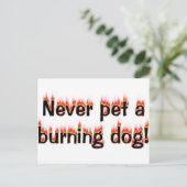 Nooit een brandende hond bevoed! briefkaart (Staand voorkant)