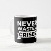 Nooit een crisis Witty Sarcastic verspillen Koffiemok (Voorkant links)