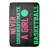 Nooit een meisje onderschatten dat Basketball spee Badmat (Voorkant Verticaal)