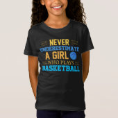 Nooit een meisje onderschatten dat Basketball spee T-shirt (Voorkant)