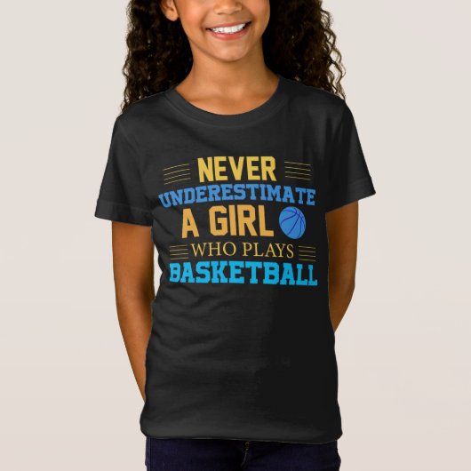 Nooit een meisje onderschatten dat Basketball spee T-shirt (Voorkant)