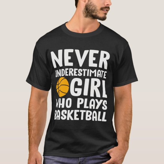 Nooit een meisje onderschatten dat Basketball spee T-shirt (Voorkant)