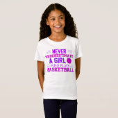 Nooit een meisje onderschatten dat Basketball spee T-shirt (Voorkant volledig)