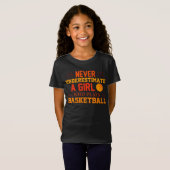 Nooit een meisje onderschatten dat Basketball spee T-shirt (Voorkant volledig)