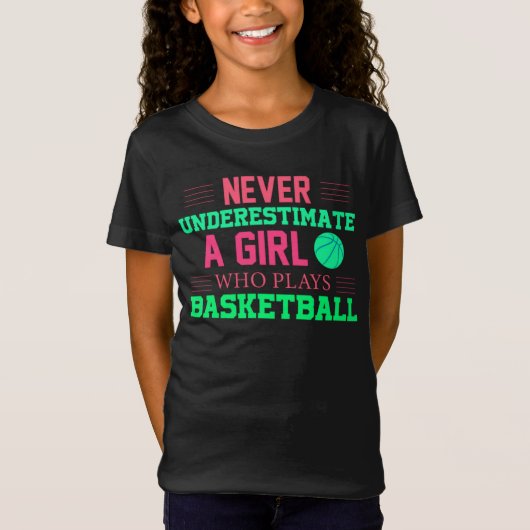 Nooit een meisje onderschatten dat Basketball spee T-shirt (Voorkant)