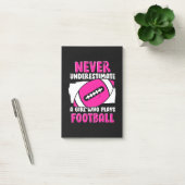Nooit een meisje onderschatten dat Football speelt Post-it® Notes (Kantoor)
