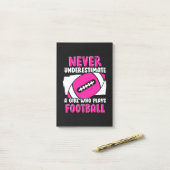 Nooit een meisje onderschatten dat Football speelt Post-it® Notes (Op bureau)