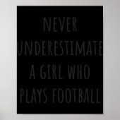 Nooit een meisje onderschatten dat Football speelt Poster (Voorkant)