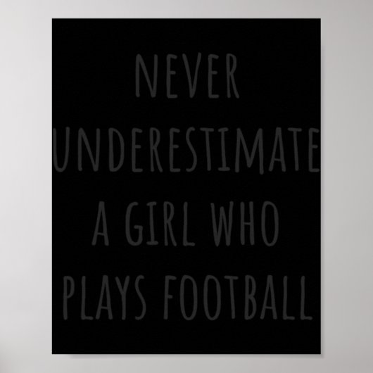 Nooit een meisje onderschatten dat Football speelt Poster (Voorkant)