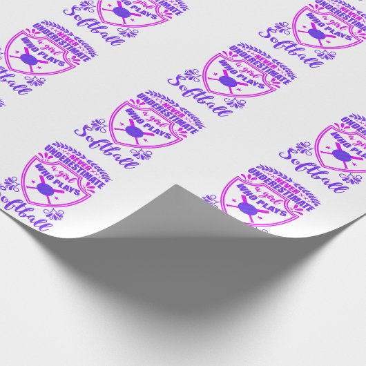 Nooit een meisje onderschatten dat Softball speelt Cadeaupapier (Hoek)