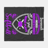 Nooit een meisje onderschatten dat Softball speelt Fleece Deken (Voorkant (Horizontaal))