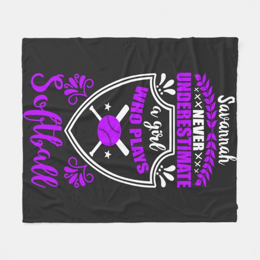 Nooit een meisje onderschatten dat Softball speelt Fleece Deken (Voorkant (Horizontaal))