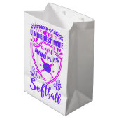 Nooit een meisje onderschatten dat Softball speelt Medium Cadeauzakje (Voorkant Gekanteld)