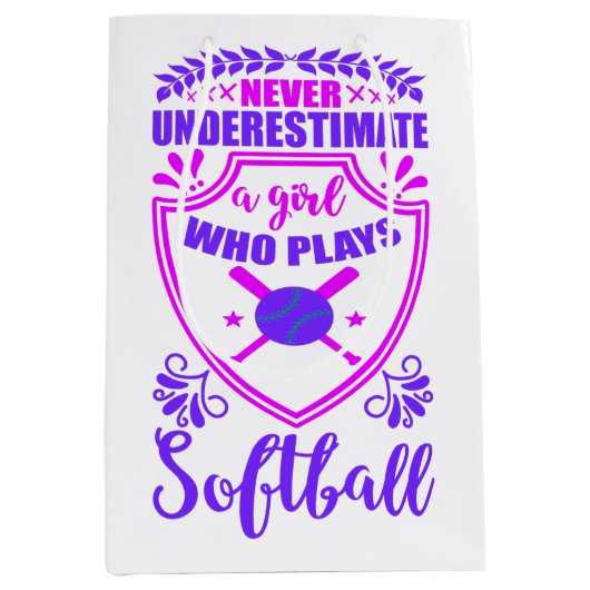 Nooit een meisje onderschatten dat Softball speelt Medium Cadeauzakje (Voorkant)