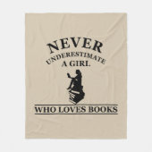 nooit een meisje onderschatten dat van boeken houd fleece deken (Voorkant)