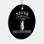 nooit een meisje onderschatten dat van boeken houd keramisch ornament (Rechts)