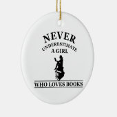 nooit een meisje onderschatten dat van boeken houd keramisch ornament (Rechts)
