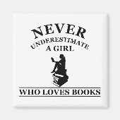 nooit een meisje onderschatten dat van boeken houd magneet (Voorkant)