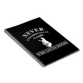 nooit een meisje onderschatten dat van boeken houd notitieboek (Rechterzijde)