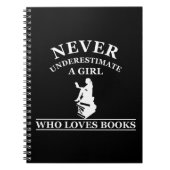 nooit een meisje onderschatten dat van boeken houd notitieboek (Voorkant)