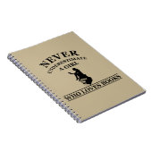 nooit een meisje onderschatten dat van boeken houd notitieboek (Rechterzijde)