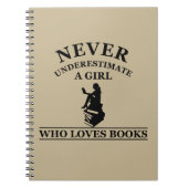 nooit een meisje onderschatten dat van boeken houd notitieboek (Voorkant)